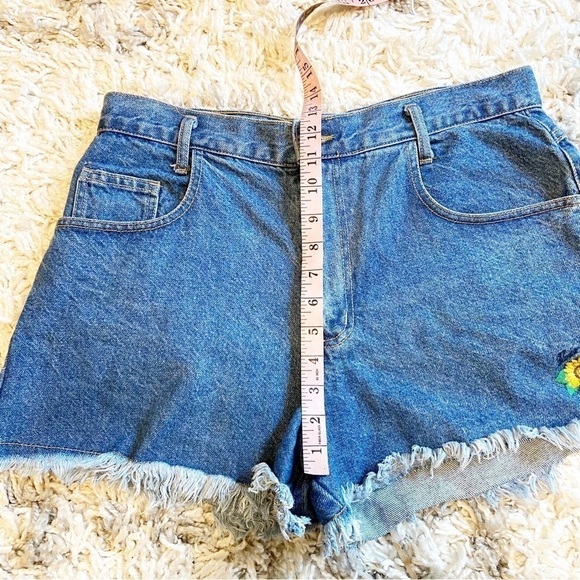 Vintage Paris Blues | 90s Embroidered Daisy Dukes Size Juniors 13 - Picture 8 of 9